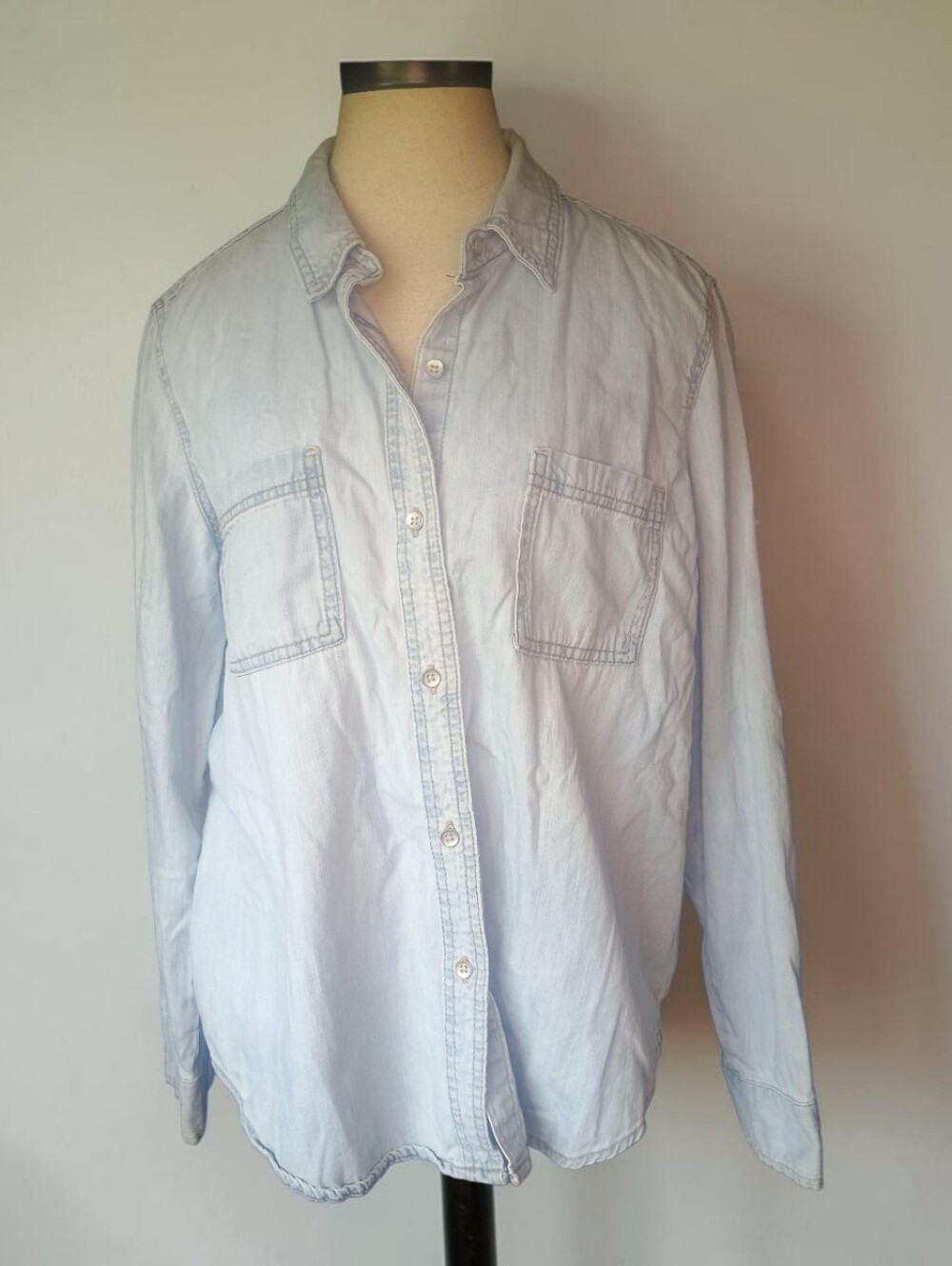 Universal Threads Button Up Shirt Women's XL Light Wash Denim